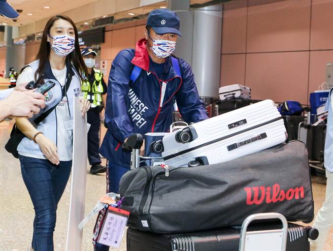除了体操代表团外，詹咏然、詹皓晴姊妹的父亲网球教练詹元良，也搭乘同一架班机返回台湾，但一路不发一语，低调入境，连体育署发布的返台名单中，也低调的将他的资料隐藏。（陈麒全摄）