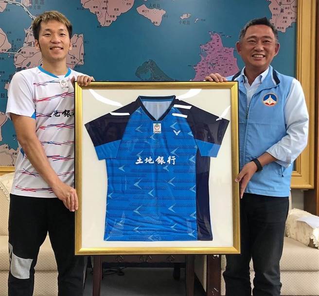 李洋在2019年回到故鄉金門，專程拜會楊鎮浯縣長。（資料照片／李金生攝）