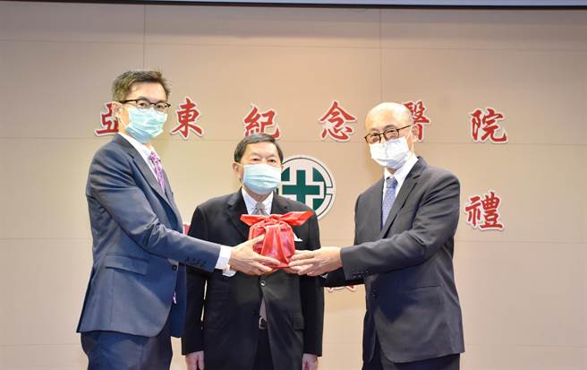亚东医院卸任院长林芳郁（图右）与接任院长邱冠明（图左）交接印信，由远东集团董事长徐旭东（图中）亲自监交。（亚东医院提供）