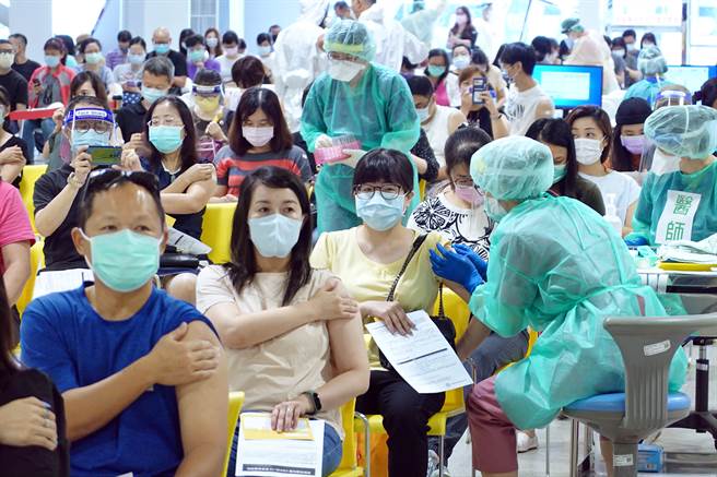 根据公费疫苗预约平台最新统计，截至29日中午12:00还有382万5287人在苦等莫德纳疫苗，约占整体登记人数的39.13%，但有医师透露，今年可能有235万人都白等了。图为北市花博争艳馆疫苗接种站。(姚志平摄)