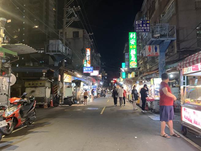 虽然疫情警戒降至二级，但夜市的人流还没回到疫情爆发之前。（图/1111人力银行提供）