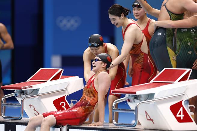 东京奥运中国代表团29日在游泳项目女子800公尺自由式大队接力（4×200米）夺得金牌，同时以7分40秒33打破世界纪录，力压美国、澳洲两支劲旅。（中新社）