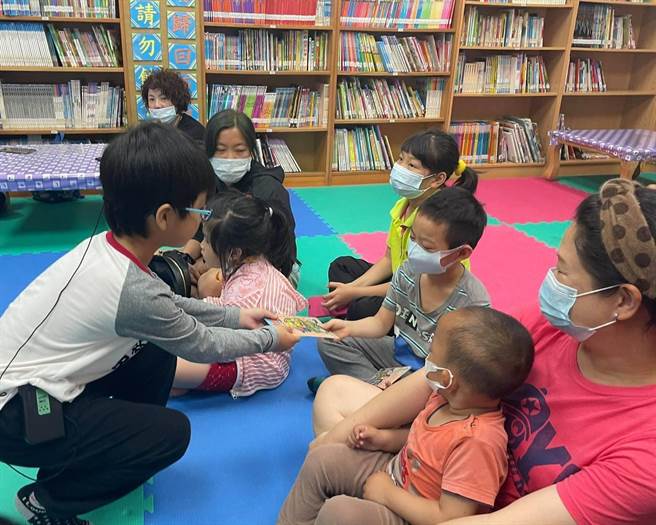 大、小朋友走进阅读世界，分享阅读求知的乐趣。（金寧乡公所提供）