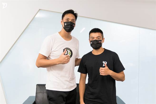 田垒代表梦想家球团跟王振原签约。(梦想家提供)