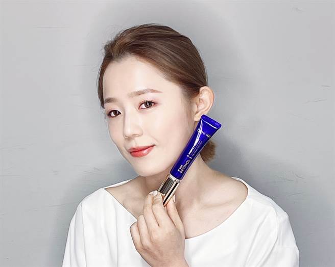 近日HR赫莲娜、兰芝、娇兰、怡丽丝尔纷纷推出精华新品，图中为兰芝完美新生超级A醇抚纹精萃。（图／品牌提供）