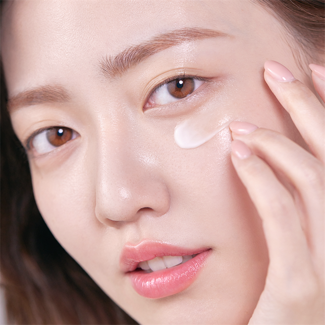 MODEL示范使用兰芝完美新生超级A醇抚纹精萃，推荐使用于眼周以改善细纹。（图／品牌提供）