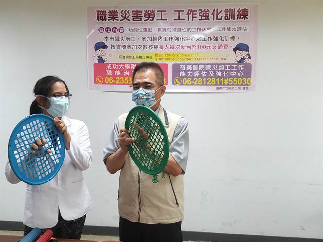 工作强化训练藉辅助工具帮助训练劳工指握力或手臂旋转力。（台南市劳工局提供／刘秀芬台南传真）
