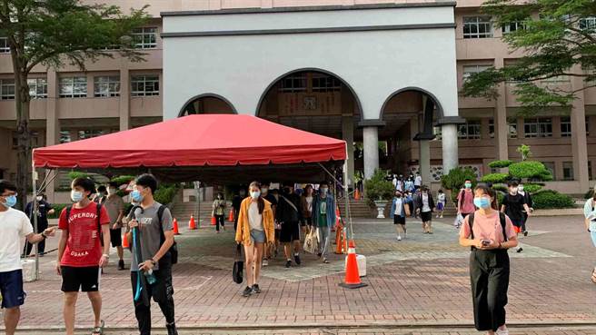 高雄考生今考完最后一科数甲，普遍认为难度与去年相当。（柯宗纬摄）