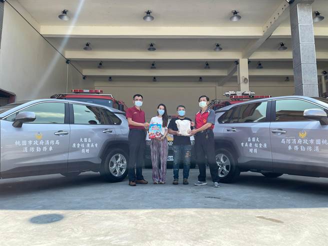 桃园市大园区一善心人士为一圆父母生前遗愿，29日上午特捐赠消防勤务车2辆予桃园市消防局第三大队及大园分队使用。（消防局提供／萧灵玺桃园传真）