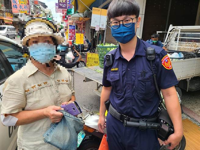 台中市警察局雾峰分局成功派出所员警，陪同郭妇寻回包包及手机。（雾峰分局提供／黄国峰台中传真）