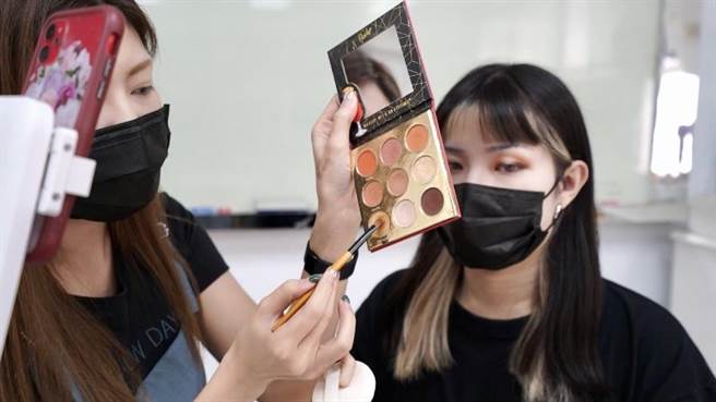 戴口罩怎么「妆」，远东科大线上防疫美妆保养课开讲。（远东科大提供／刘秀芬台南传真）