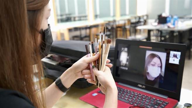 戴口罩怎么「妆」，远东科大线上防疫美妆保养课开讲。（远东科大提供／刘秀芬台南传真）
