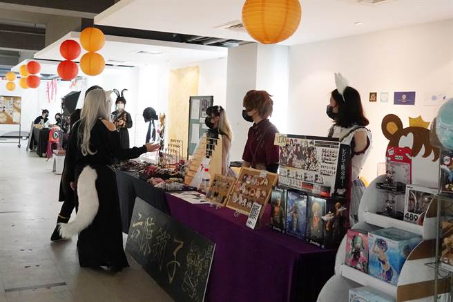 大叶大学ACG研究社与调酒饮料研习社合办主题餐厅义卖活动，今年义卖所得创新高，月底已全数捐给学校作为弱势学生助学金。（校方提供／谢琼云彰化传真）