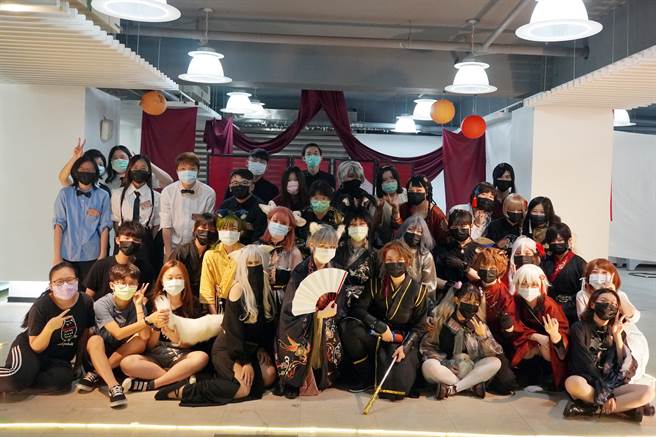 大叶大学ACG研究社与调酒饮料研习社合办主题餐厅义卖活动，今年义卖所得创新高，月底已全数捐给学校作为弱势学生助学金。（校方提供／谢琼云彰化传真）