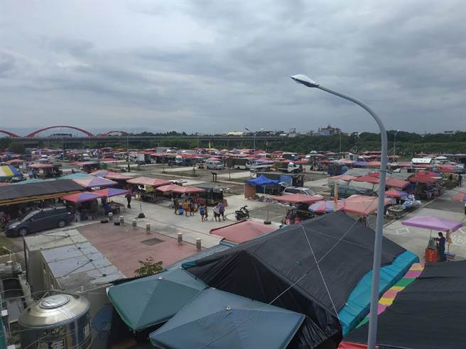 云林县北港牛墟復市首日人气旺，吸引上千人潮。（张朝欣摄）