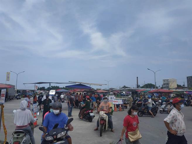 云林县北港牛墟復市首日人气旺，吸引上千人潮。（张朝欣摄）