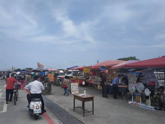 云林县北港牛墟復市首日人气旺，吸引上千人潮。（张朝欣摄）