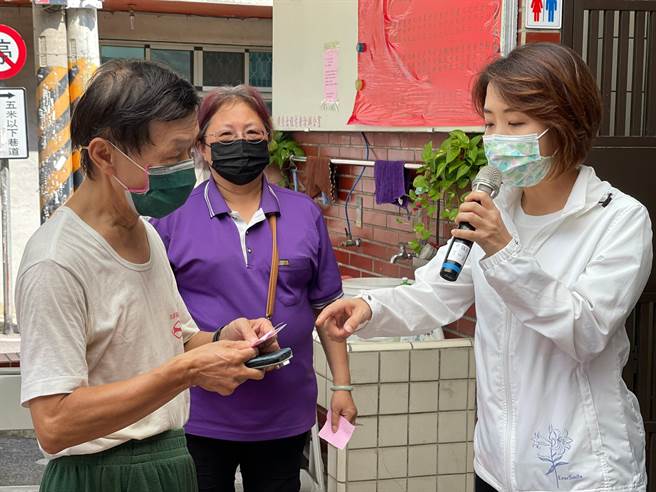 市议员李妍慧（右）担心长辈们不会用网路预约疫苗施打，透过公庙网路协助长者完成疫苗意愿登记。（李妍慧提供／邱立雅竹市传真）