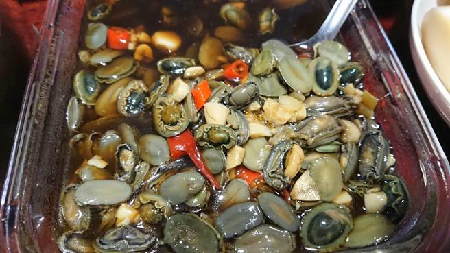 腌渍笠螺料理。（新北市渔业处提供）