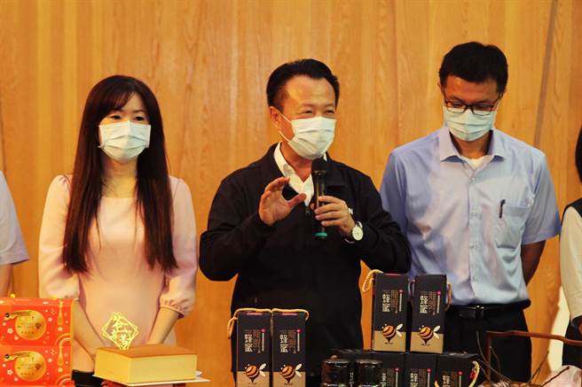 嘉义县农会严选蜂蜜设计新包装，不惜成本採用特等奖龙眼蜂蜜制作父亲节蜂蜜蛋糕，29日举办发表会。（嘉县政府提供／张亦惠嘉县传真）