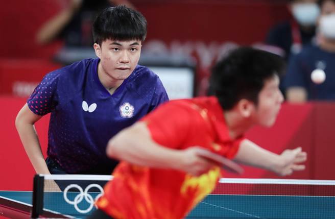 林昀儒（左）与大陆樊振东（右）缠斗七盘落败，但实力已受到肯定。（季志翔摄）