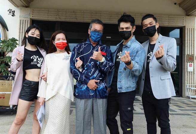 蔡诗羽（左起）、林秀玲、黄仲崑、戴祖雄及叶周权于贡寮开拍新片。（《空巢》剧组提供）