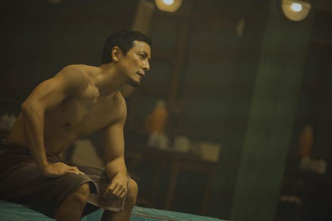 吴彦祖在《除暴》上演赤身肉搏戏码。（华映提供）