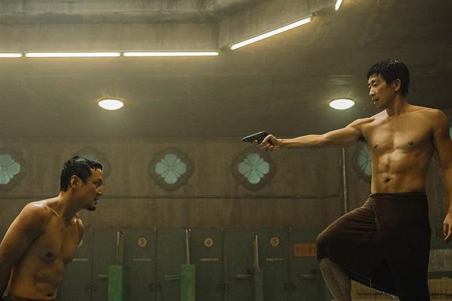 吴彦祖（左）在《除暴》与王千源皆练出一身精壮肌肉。（华映提供）