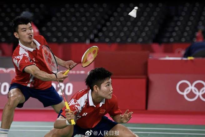 中國羽球混雙王懿律（左）對黃東萍（右）說，往死裡打、沒有退路。取自人民日報