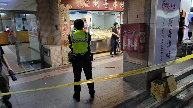 吳姓男子於29日晚間於新莊區一間燒烤攤殺人，警方於現場圍起封鎖線蒐證。（戴上容攝）