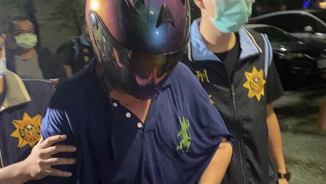 吳姓男子（中）涉嫌砍殺燒烤店員工，29日晚間9時許於泰山區落網。（戴上容攝）