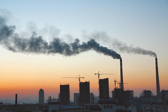 碳定价影响各国政策及公司决策，此政策将会是创造市场最大利基的推动机制，台湾要碳中和，非排放交易市场才能有效协助企业以自身的力量对应国际潮流。图／新华社