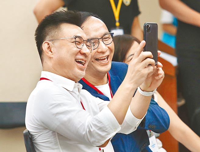 國民黨昨重啟黨主席、黨代表選舉程序，確定8月12、13日開放參選人領表，16、17日受理登記，9月25日投票，圖為國民黨主席江啟臣（左）、前黨主席朱立倫（右）之前出席日知學塾結業式，一起看著手機畫面同樂。（本報資料照片）