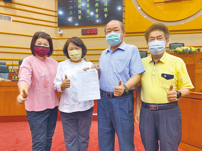 嘉义市议会28日决议建请中央普发消费券每人1万元振兴经济，嘉义市长黄敏惠（左二）表示乐观其成。图右2为嘉义市议会议长庄丰安。（嘉义市政府提供）