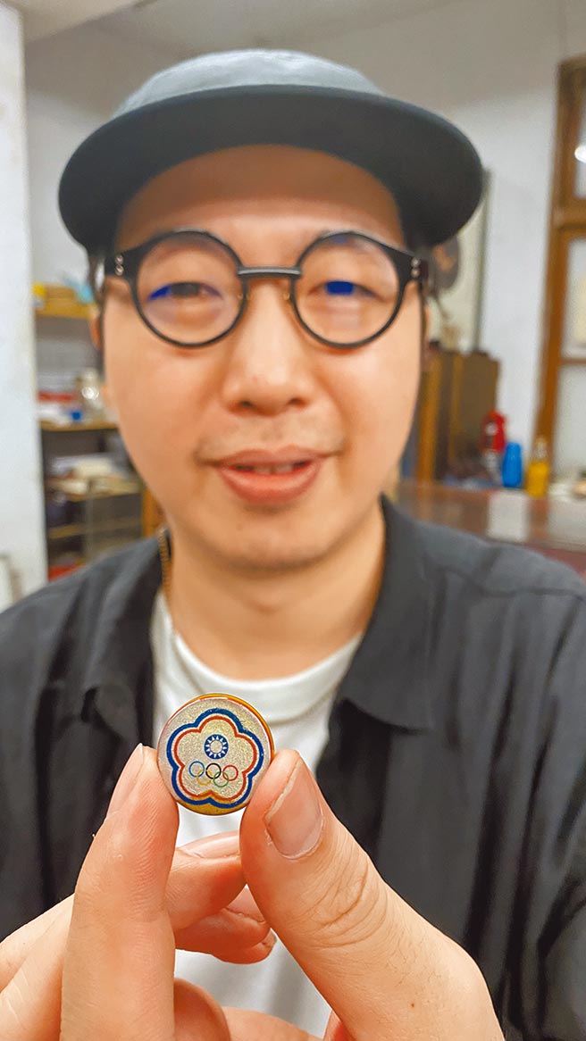 東奧中華隊進場服裝上的小小漆藝扣，直徑1.5公分、厚度0.3公分可有大學問，是承傳70多年漆器工藝的中市「光山行」第三代傳人賴信佑（見圖）打造。（陳淑芬攝）