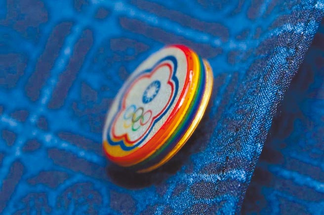 東奧中華隊進場服裝上的小小漆藝扣（見圖），直徑1.5公分、厚度0.3公分可有大學問，是承傳70多年漆器工藝的中市「光山行」第三代傳人賴信佑打造。（賴信佑提供／陳淑芬台中傳真）