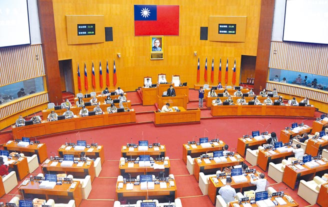 屏东县人口增减攸关未来议员席次，使得相关问题成为此次定期会热门话题。（林和生摄）