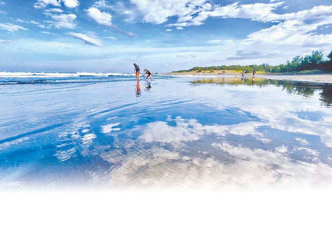 台东县成功镇都歷部落「天空之镜」，有着梦幻般的倒影美景，防疫期间只见零星游客。（庄哲权摄）