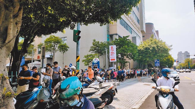 新北联医三重院区昨日涌入上千人打疫苗，却被发现有不少人并没有预约。（新北市议员李坤城提供／叶德正新北传真）