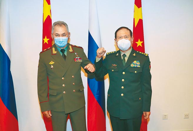 拜登点名中、俄对美威胁日增，中国国防部长魏凤和（右）与俄罗斯国防部长绍伊古（左）28日正巧在塔吉克首都杜尚贝，参加上海合作组织成员国防长会议，两人进行会晤时，互碰手肘致意。（新华社）