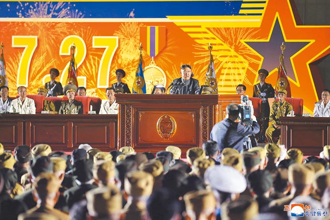 北韩领导人金正恩（中）27日在平壤出席全国老兵大会，他致词时提到美帝侵略，但未提及自卫性核威慑力，以及韩朝、朝美关系，可能是顾及朝韩恢復通信联络线的当下，刻意避免刺激性言论。（朝中社）