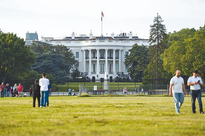 美国疾病管制暨预防中心（CDC）27日改变戴口罩指引，建议已完整施打疫苗的人士，进入疫情热区的公共场所室内，以及在校师生，都应戴口罩。此外，总统拜登考虑强制所有联邦政府雇员接种疫苗。（新华社）