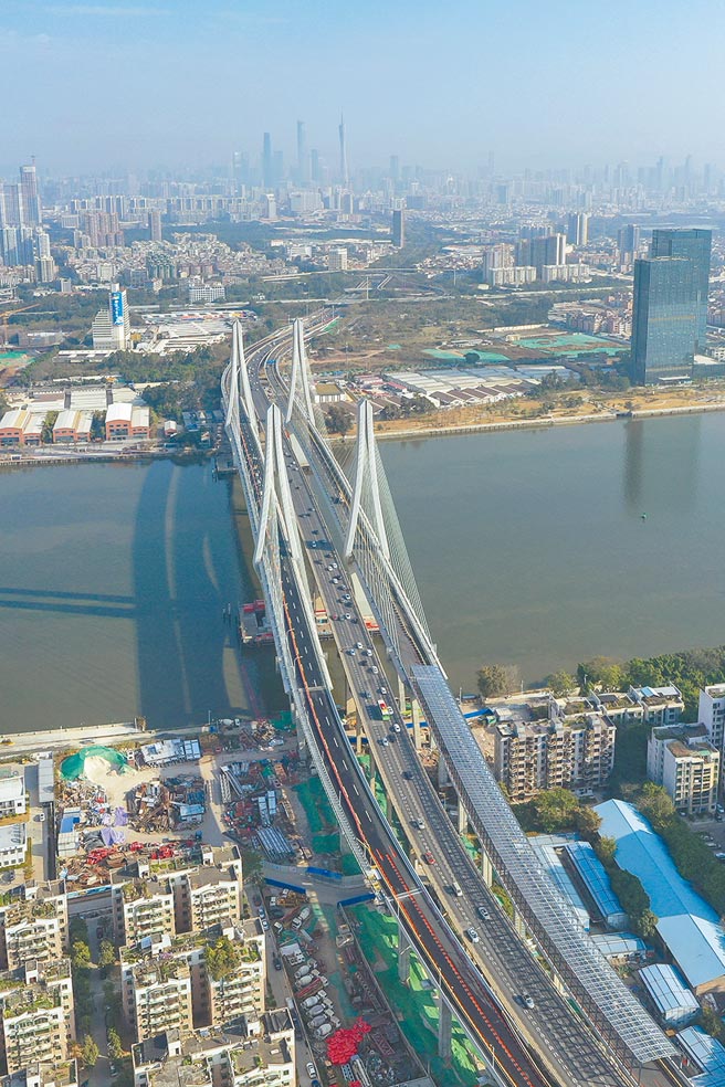 图为广东省广州市，无人机航拍洛溪大桥。（中新社）