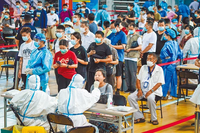 7月20日至今，南京累計本土確診已達155例，南京已經形同封城管理，圖為先前市民在南京市鼓樓區五台山體育中心體育館內進行核酸檢測取樣。（新華社）