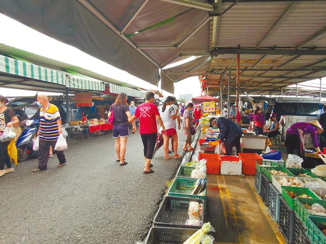 台南市善化牛墟自5月22日休市后，时隔2个多月再度开市。（刘秀芬摄）