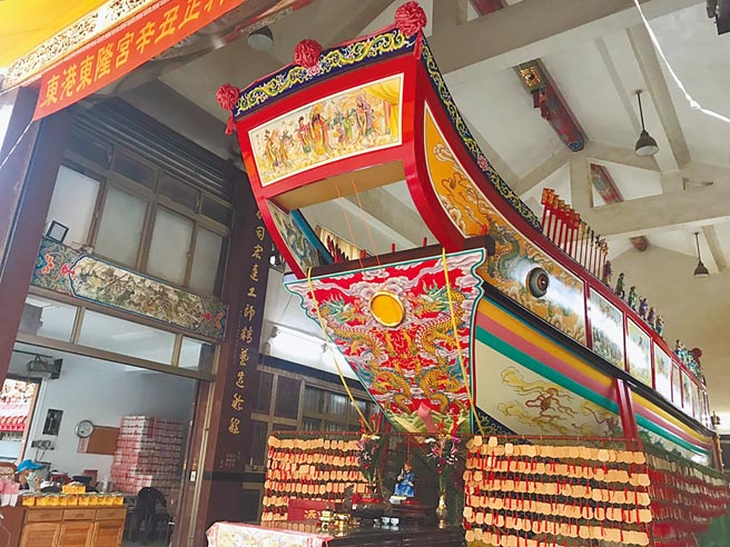 因疫情关系，琉球三隆宫经掷筊请示后，确定「辛丑正科琉球迎王」延至12月3日，而东港东隆宫、南州代天府则未有延期打算，一切照旧。（谢佳潾摄）