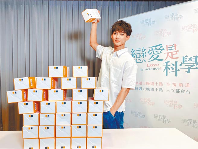 吴念轩《恋爱是科学》復工拍摄，收到何润东送的300组快筛试剂。（三立提供）