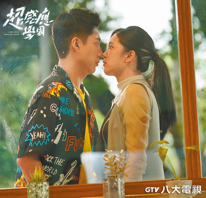 劉奕兒（右）、蔡凡熙這個轉身吻，拍了10多次。（興揚電影提供）