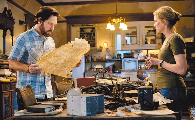 保罗路德（左）在片中与凯莉库恩找到「魔鬼克星」初代成员遗留的线索。（索尼提供）