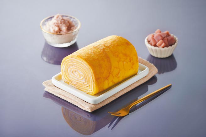 全联We Sweet x 镇澜宫芋泥千层卷，每盒220g，原价119元，8月7日至9日特价109元。（全联提供）